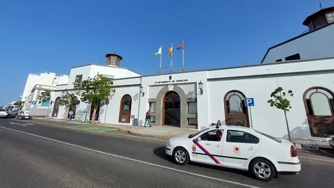 Exterior del edificio central del Ayuntamiento de Arrecife 1