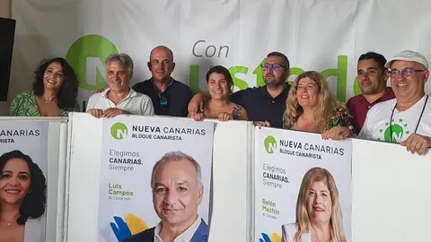 Imagen de la pegada simbólica de carteles de Nueva Canarias en Lanzarote.