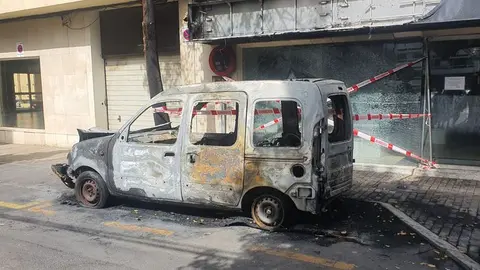 Imagen del vehículo incendiado.