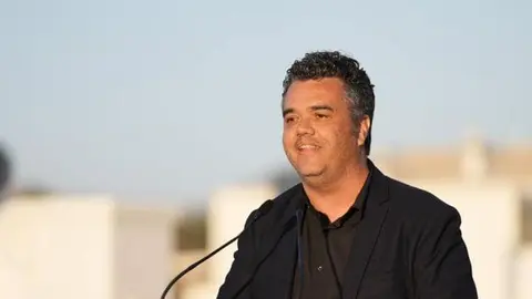 Armando Santana en mayo en un acto de campaña.