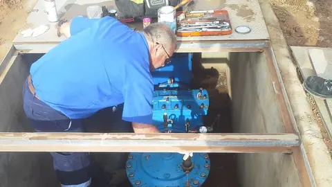 Momento de la actuación del personal de Canal Gestión