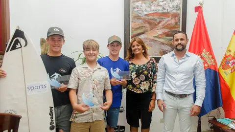 Surfistas recibidos por las Autoridades del Ayuntamiento de Teguise.