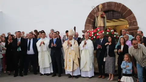 Imagen de las autoridades, de los vecinos y de los representantes de la Iglesia en la puerta de la Iglesia de Femés