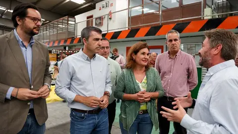 Manuel Domínguez juntos a otros miembros del Partido Popular.
