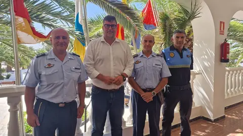 Imagen del alcalde de San Bartolomé con sus visitantes.