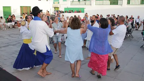Bailes folcloricos por las fiestas del Carmen.