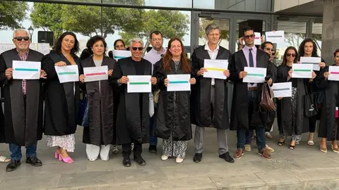 Profesionales del Colegio de Abogados de Lanzarote frente a los Juzgados.