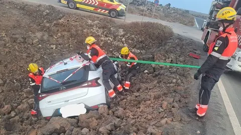 Los bomberos balizando el vehículo