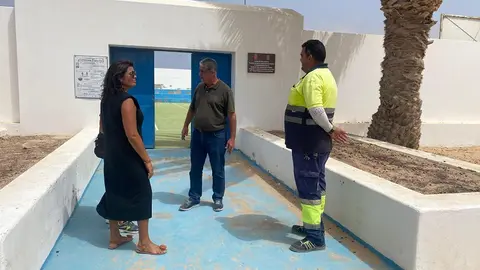Olivia Duque y Eugenio Robayna escuchando las peticiones de los ciudadanos.