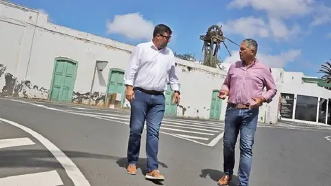 Alfredo Mendoza con su compañero Isidro Pérez en una visita a San Bartolomé