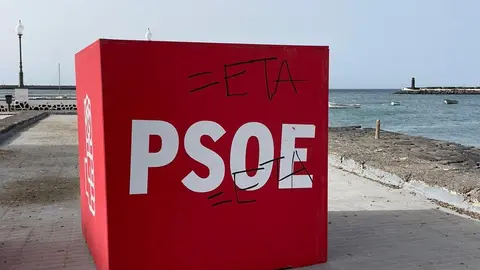 Cubo PSOE vandalizado 1.