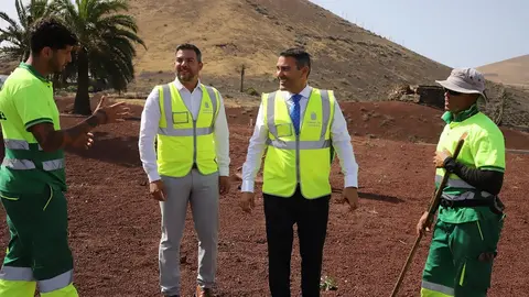Oswaldo Betancort junto a Jacobo Medina con los trabajadores de margenes de carretera.