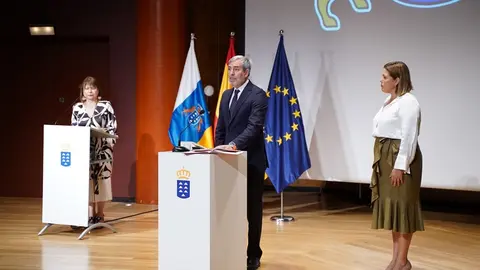 Fernando Clavijo jurando su cargo de Presidente del Gobierno de Canarias.