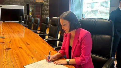 Migdalia Machín este sábado firmando su cargo