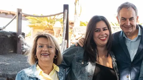 Alicia Pérez en el centro con José Luis Rodríguez Zapatero y Lucía Olga Tejera