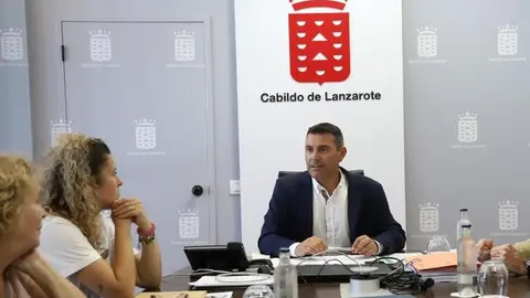 Oswaldo Betancort en una de las primeras reuniones que ha celebrado como presidente del Cabildo