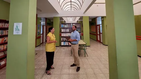 El Alcalde de Arrecife, Yonathan de León,  y la concejal de Educación y Cultura, Abigail Gongzález en el CEIP Capellanía.