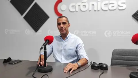 José Montelongo en el estudio de Crónicas Radio.