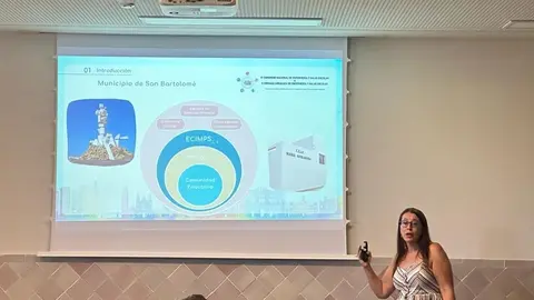 La enfermera Pilar Santana Vega presentando el proyecto de salud escolar de San Bartolomé.