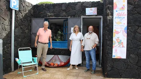 Imagen de la apertura de biblioplaya de Puerto del Carmen.