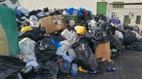 Imagen de la basura sin recoger en Yaiza.