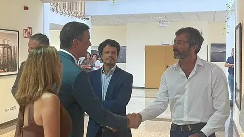 Pedro San Ginés saludando a Pedro Sánchez en presencia de María Dolores Corujo.