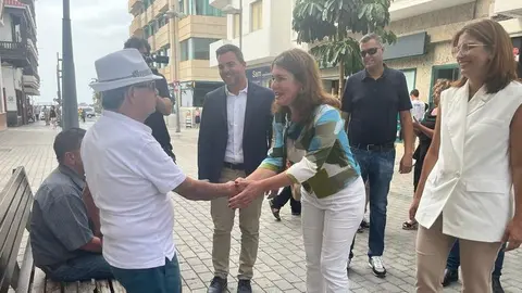 La candidata del PP en la Calle Real de Arrecife.