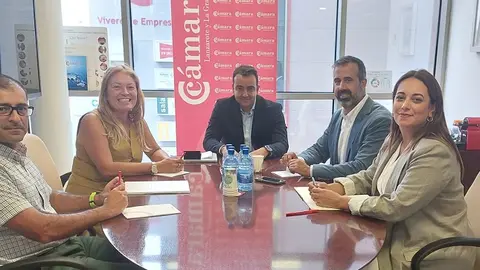 Los candidatos de CC con los representantes de la Cámara de Comercio.