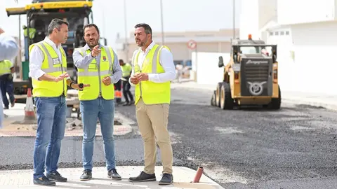 Visita a obras Calle Tenderete. El alcalde de Arrecife junto al presidente del Cabildo y el vicepresidente y consejero de Obras Públicas . Los trabajos llevan buen ritmo