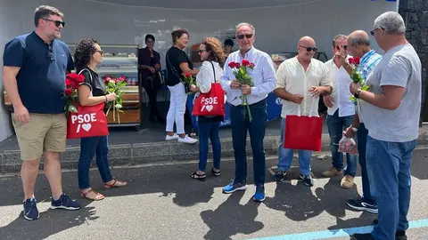 Manuel Fajardo Palarea en el mercadillo de Mancha Blanca.
