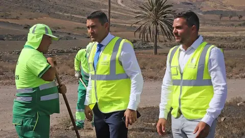 Oswaldo Betancort y Jacobo Medina en una visita a los trabajadores contratados