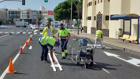 Operarios del Ayuntamiento de Arrecife mejorando la señalización viaria de las calles de todo el municipio.