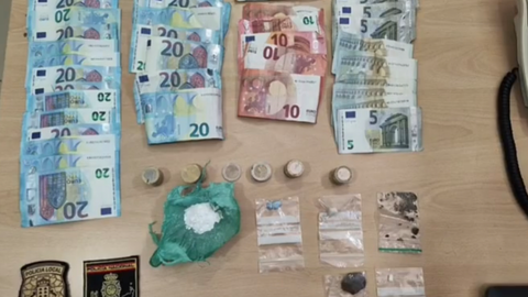 Imagen de la droga y el dinero incautado por la policía.