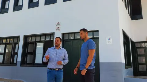 El alcalde de Arrecife, Yonathan de León, y el concejal de Juventud, Rosmen Quevedo, en los exteriores de la Casa de la Juventud