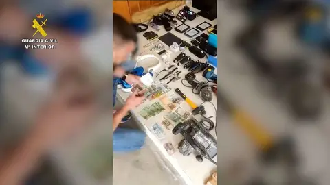 Objetos incautados por la Guardia Civil.