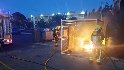 Momento de la actuación de los bomberos