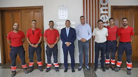 El presidente del Cabildo y el consejero del Consorcio recibiendo a los bomberos