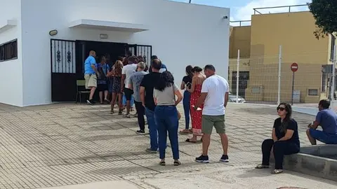 Imagen de la cola que se ha producido en algunos colegios de Arrecife para poder votar