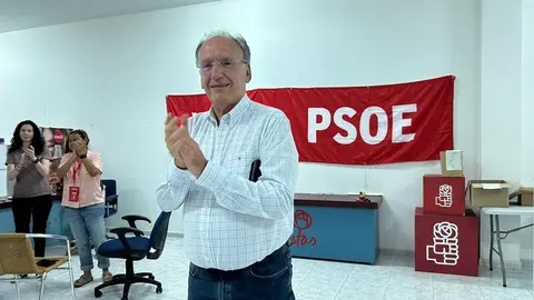 Manuel Fajardo Palarea en la sede del PSOE.