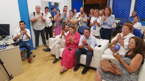 Imagen de los integrantes del PP siguiendo el proceso de recuento este domingo.