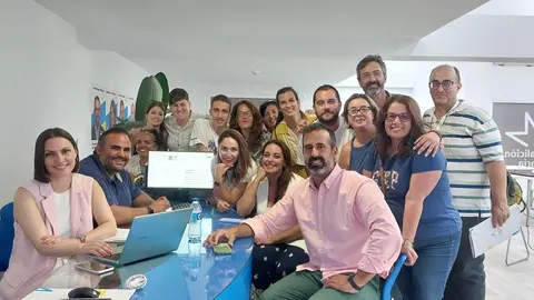 Imagen de la gente que estuvo toda la noche activa en la sede nacionalista.