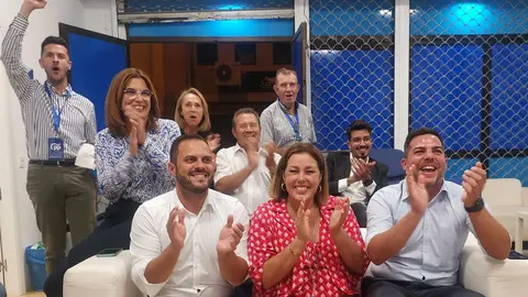 Componentes del PP en su sede durante la noche electoral.