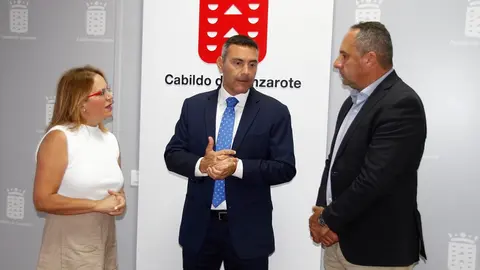 El presidente junto a Nori Machín y Juan Monzón.
