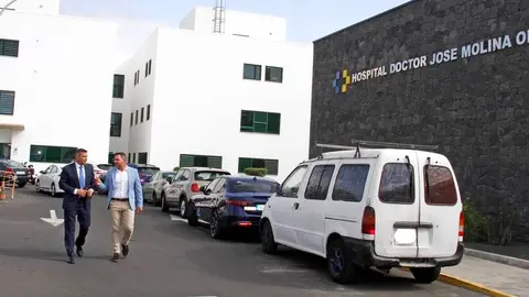 Oswaldo Betancort y Jacobo Medina este miércoles en el Hospital de Lanzarote.