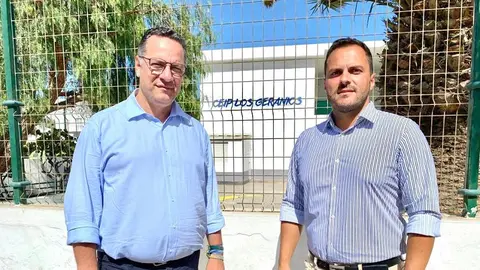 Visita oficial del consejero de Educación del Gobierno de Canarias al Ayuntamiento de Arrecife. El consejero junto al alcalde de Arrecife en el colegio Los Geranios