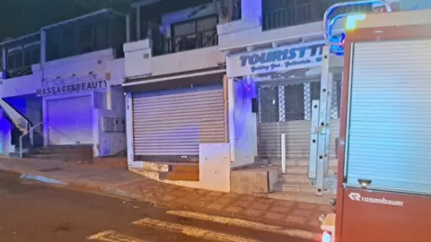 Imagen del camión de los bomberos en la zona de la vivienda afectada.