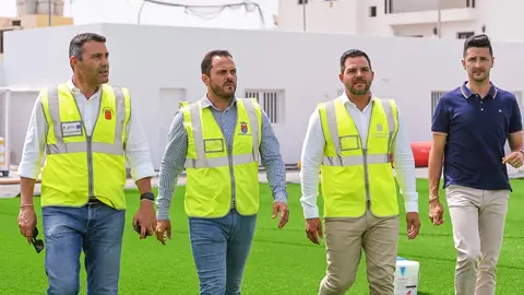 Visita a las obras del Agapito Reyes.  Presidente del Cabildo, alcalde de Arrecife, vicepresidente del Cabildo y concejal de Deportes de Arrecife