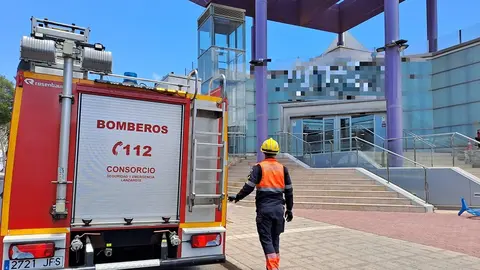 Bomberos durante la actuación de este sábado.