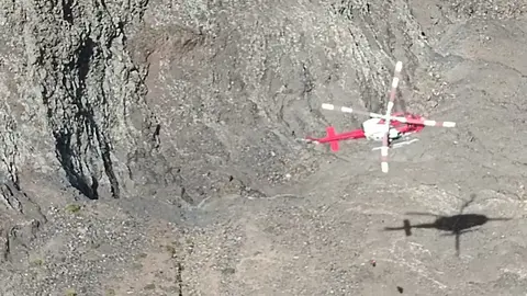 Helicóptero durante la intervención.