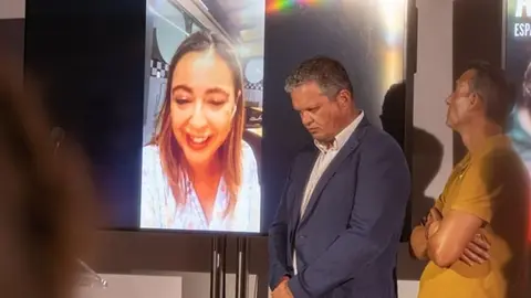 Alfredo Mendoza escuchando atento a su líder por videoconferencia en un acto de campaña